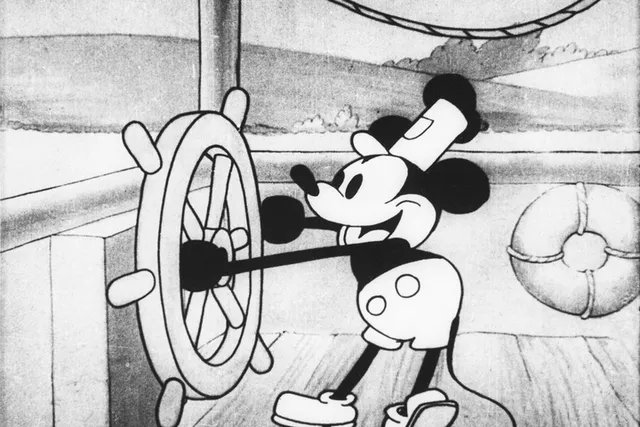 Mickey Mouse qui conduit un bateau.